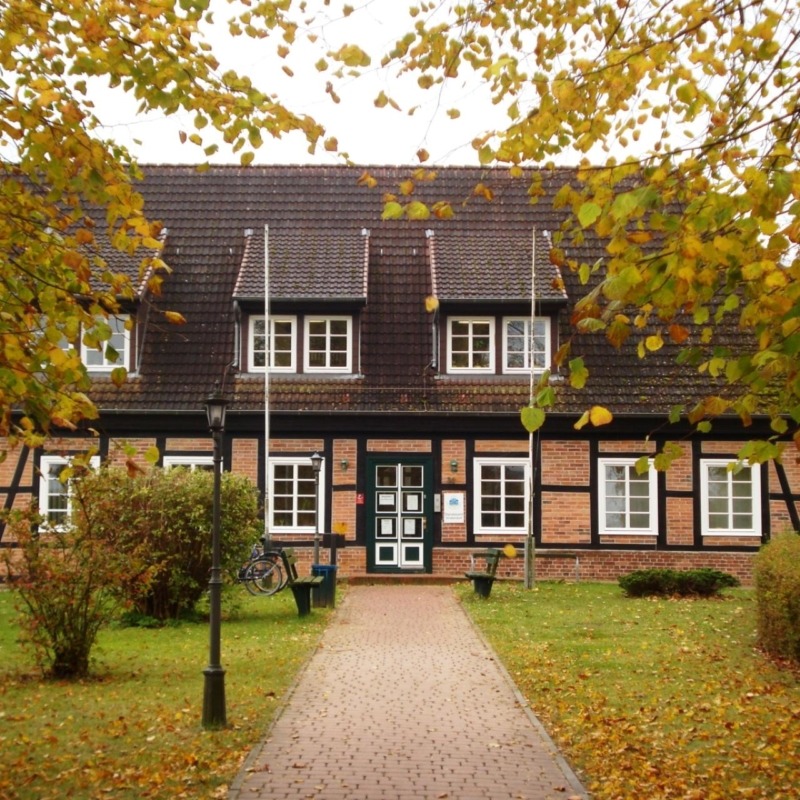 Gebäude des Amtes Stralendorf im Herbst